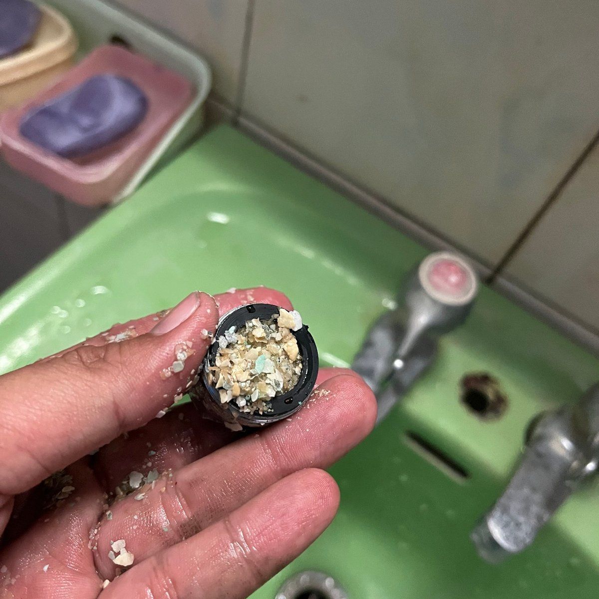 水龍頭起泡器內部被結晶水垢完全堵塞,導致水流變小,無法正常使用