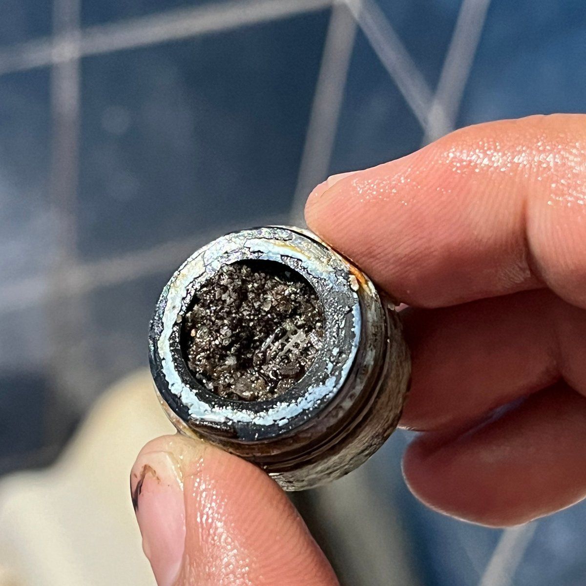 水龍頭濾網被泥沙與黑垢完全堵塞，造成水流變小或不出水