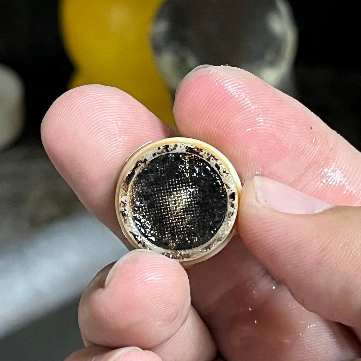 水龍頭濾網清洗前照片,佈滿黑色汙漬與黴菌,已拆除清潔