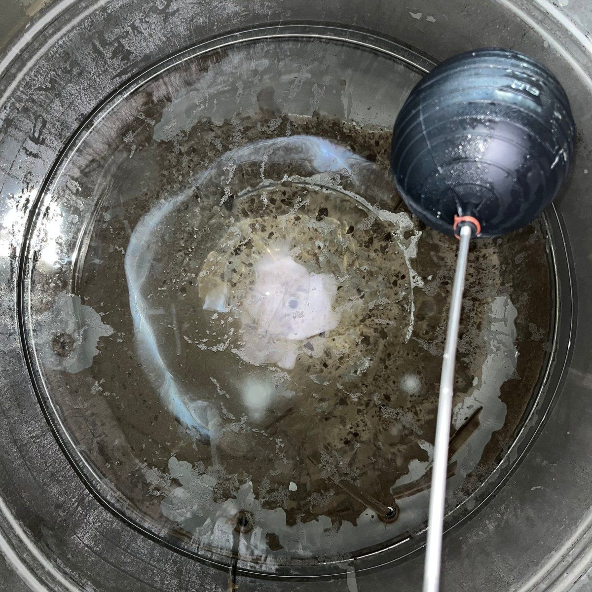 學校水塔清洗前狀況,底部堆積大量沉澱與雜質,浮球裝置可見